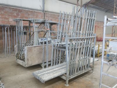 de nombreux éléments métalliques dans un bâtiment en cours de construction