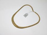 une photo d'un collier en or muni d'une étiquette