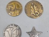 plusieurs types de pièces de monnaie sont présentés sur une surface blanche