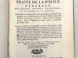 un livre ouvert posé sur une table, avec une étiquette attachée dessus