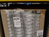 une grande pile de cartons sur l'étagère du magasin