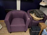 une chaise violette placée devant un téléviseur dans une pièce