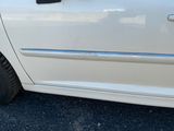 une voiture blanche garée sur le bord de la route