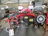 une photo d'une grande machine rouge dans un entrepôt