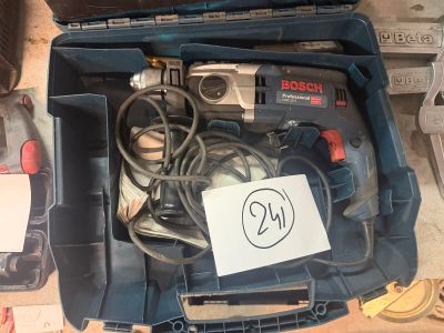 une boîte avec un tas d'outils à l'intérieur