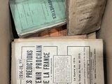 une boîte remplie de vieux livres et de vieux papiers