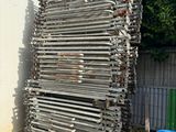 un tas de tuyaux métalliques empilés les uns sur les autres