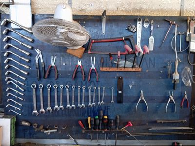de nombreux outils accrochés au mur du garage