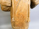 une statue en bois d'un homme avec un chapeau sur la tête