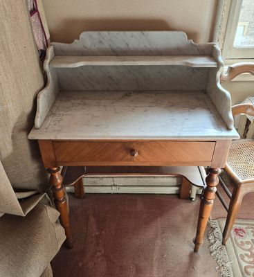 un bureau en bois avec un plateau en marbre et une chaise