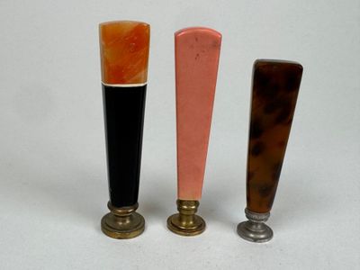 Trois sceaux à cacheter en bakélite polychrome, les matrices… - Photo 1