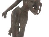 une image représentant une statue en bronze d'une femme tenant un pot
