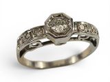 une photo d'une bague en diamant avec un diamant au centre