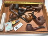 de nombreux modèles de pipes dans un coffret en bois