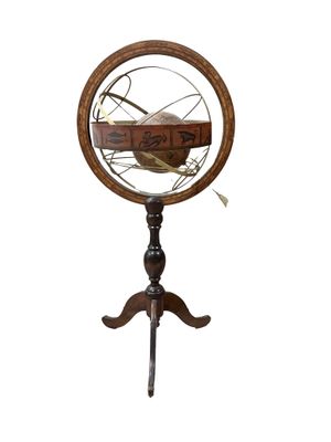 un support en bois sur lequel est posée une horloge, le tout sur fond blanc