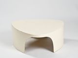 une image représentant une petite table blanche sur fond blanc