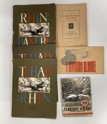 trois livres posés sur une table blanche, l'un à côté de l'autre