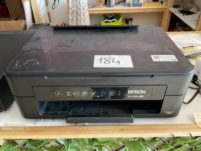 une photo d'une imprimante posée sur une table en bois