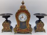 deux horloges placées l'une à côté de l'autre sur une table