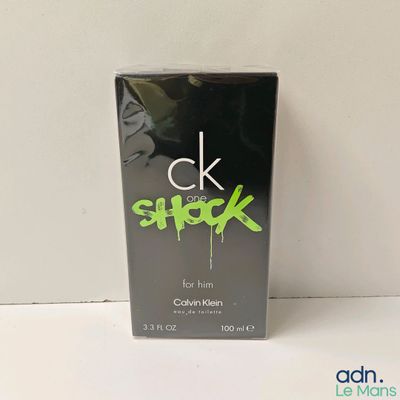 gros plan d'une boîte de parfum sur une surface blanche