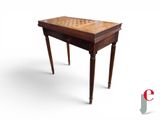 une petite table en bois sur laquelle se trouve un échiquier