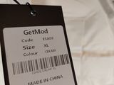 Quelqu'un tient une étiquette sur laquelle est écrit « Getmod taille XXL ».