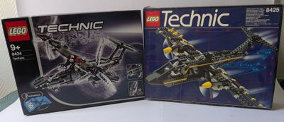 deux ensembles lego technic présentés sur une table