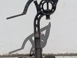 une vieille machine qui est posée contre le mur d'un immeuble