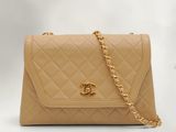Sac à bandoulière Chanel en agneau matelassé beige, avec chaîne