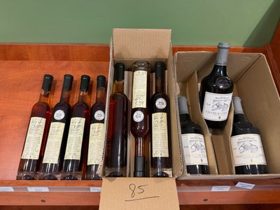 plusieurs bouteilles de vin posées dans une boîte sur une table