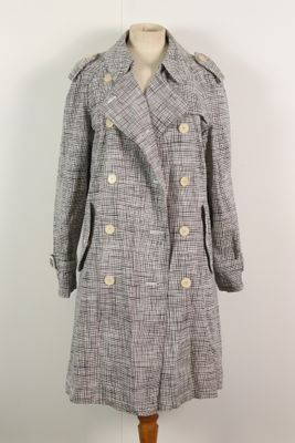 manteau à carreaux gris et blancs sur un mannequin, un mannequin, un mannequin, un mannequin, un mannequin, un mannequin, un mannequin, un mannequin
