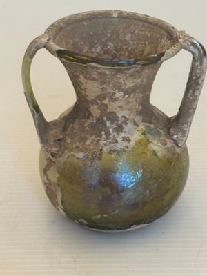 un petit vase posé sur une table