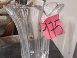 un vase en verre transparent posé sur une table, avec une étiquette de prix dessus