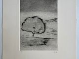 un dessin en noir et blanc représentant un arbre au milieu d'un champ