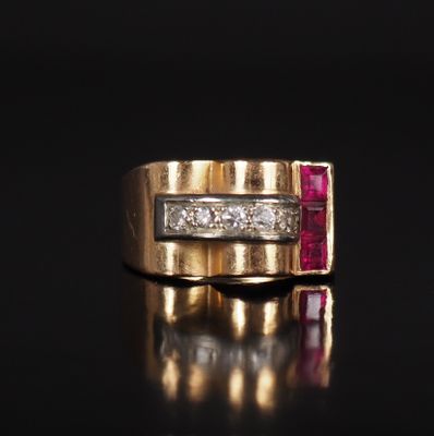 une image représentant une bague en or sertie de diamants et de rubis