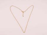 un collier en or orné d'un pendentif en forme de cœur