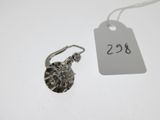 une paire de boucles d'oreilles en argent avec une étiquette sur fond blanc