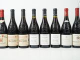 six bouteilles de vin sont alignées sur une table