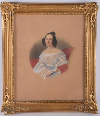 une vieille photo d'une femme en robe blanche assise sur une chaise rouge