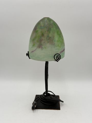 P. CRESPY : lampe en métal à décor de feuilles de chêne, abat-jou...