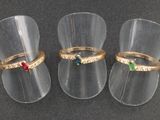 trois anneaux posés dans un verre transparent