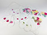 un tas de sacs décorés de fleurs posés sur une table