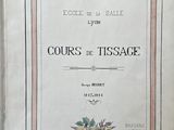 un livre ouvert dont la couverture représente un oiseau