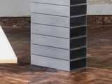 une photo d'une pièce avec un parquet et une bibliothèque