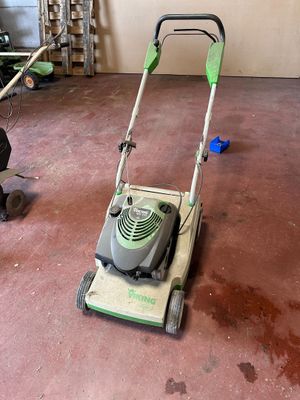 a lawn mower that is sitting on the floor