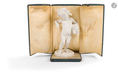 une statue représentant un homme debout à l'intérieur d'un livre ouvert