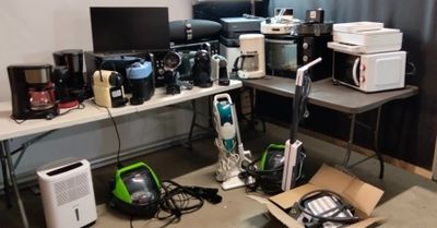 une pièce où se trouvent de nombreux appareils électroménagers, dont certains posés à même le sol
