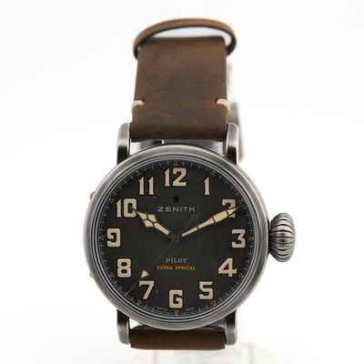une photo d'une montre-bracelet avec un cadran noir et un bracelet en cuir marron