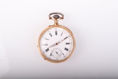 une montre de poche en or avec des chiffres romains