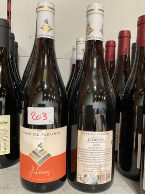 plusieurs bouteilles de vin sont alignées sur un comptoir